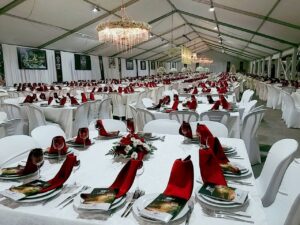 השכרת אוהלים עם שולחנות ערוכים ועיצוב יוקרתי