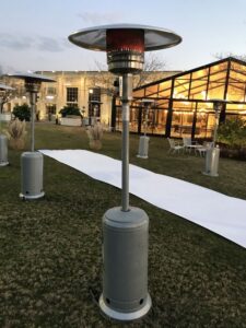 פטריית חימום גז להשכרה באירוע ערב יוקרתי. פתרון מושלם לחימום אירועים בפתח תקווה, ראש העין והמרכז. ציוד נקי ובטיחותי של ארט אירועים.