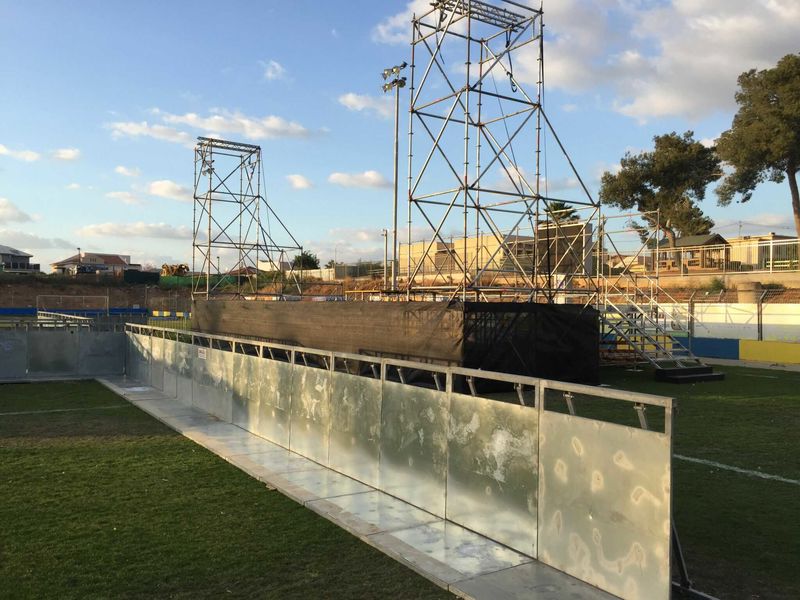 במה להשכרה לאירוע המוני בשילוב גדרות ומחסומי לחץ לבטיחות