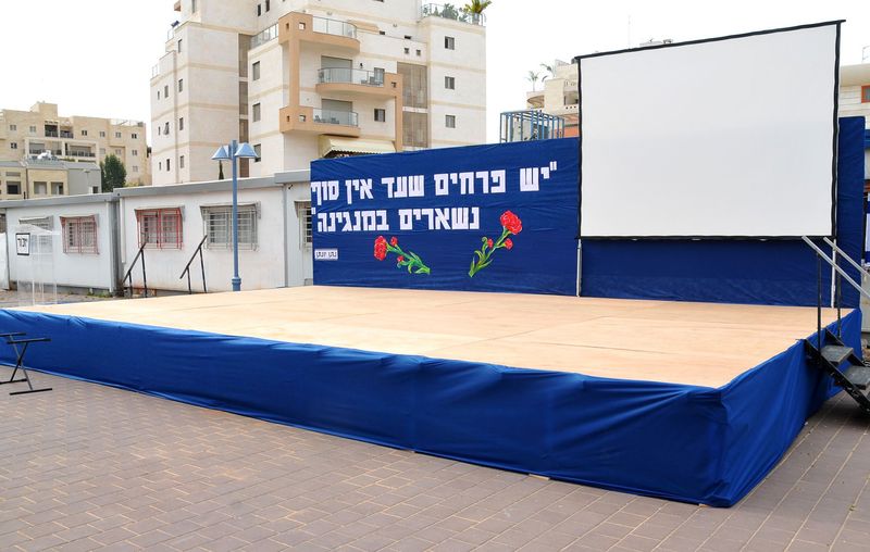 השכרת במה גדולה לאירוע חוץ בתל אביב כולל מסך הקרנה וגב במה