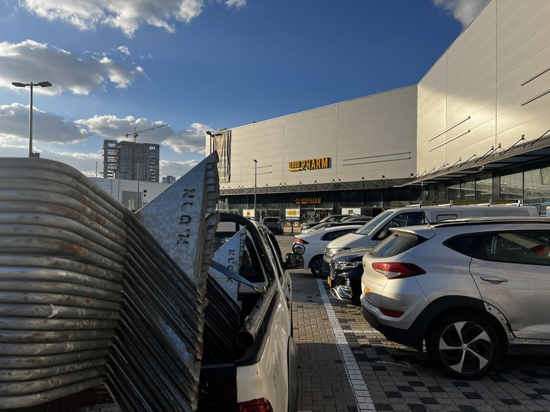 הובלת מחסומי לחץ לאספקה מיידית לקניון בנתניה - ארט אירועים