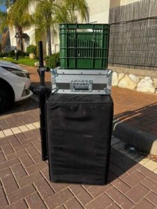 ערכת הגברה וקריוקי להשכרה - ציוד ארוז בקייסים ומוכן להובלה