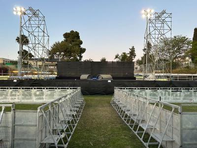 השכרת מחסומי לחץ וגדרות לאבטחת אירועים ליד במה