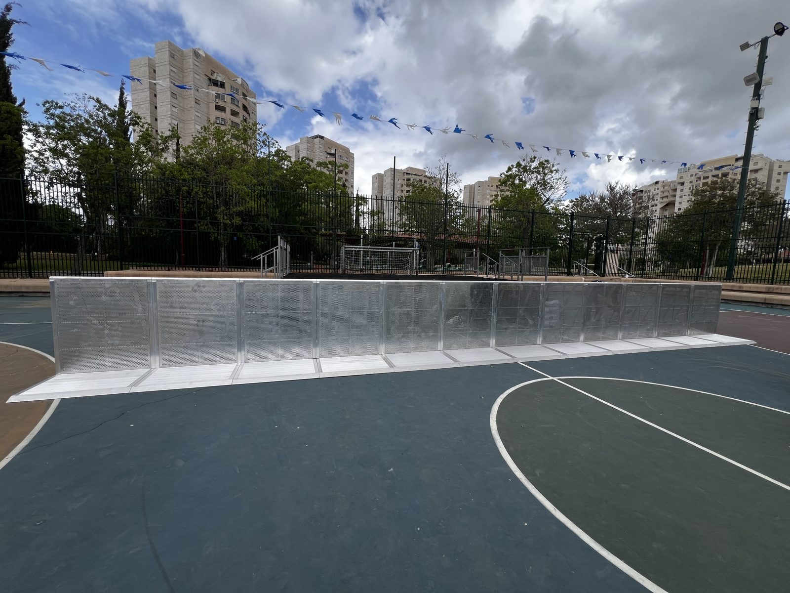 השכרת מחסומים לאירועים בכפר סבא - ARTM