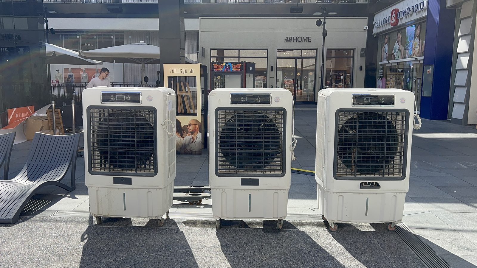 שלושה מצננים תעשייתיים להשכרה מוצבים באירוע — השכרת מצננים לאירועים - ARTM