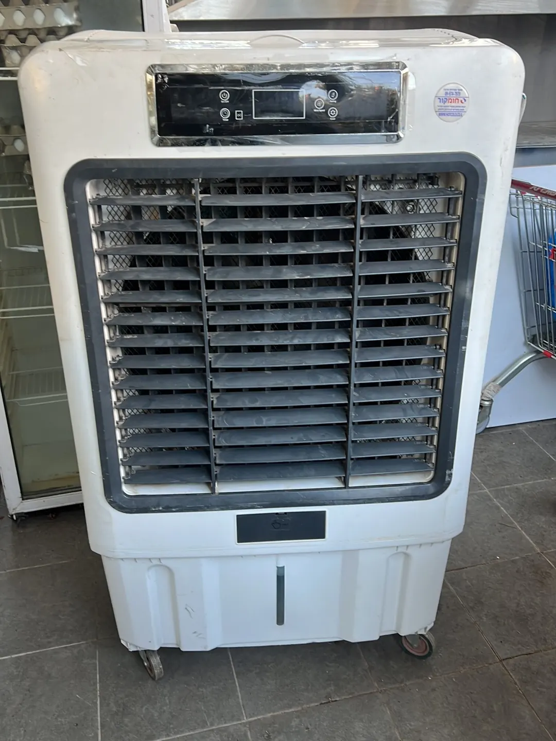 תקריב מצנן אוויר להשכרה — לוח בקרה ורשת קדמית של מצנן מים לאירועים | ARTM ארט אירועים