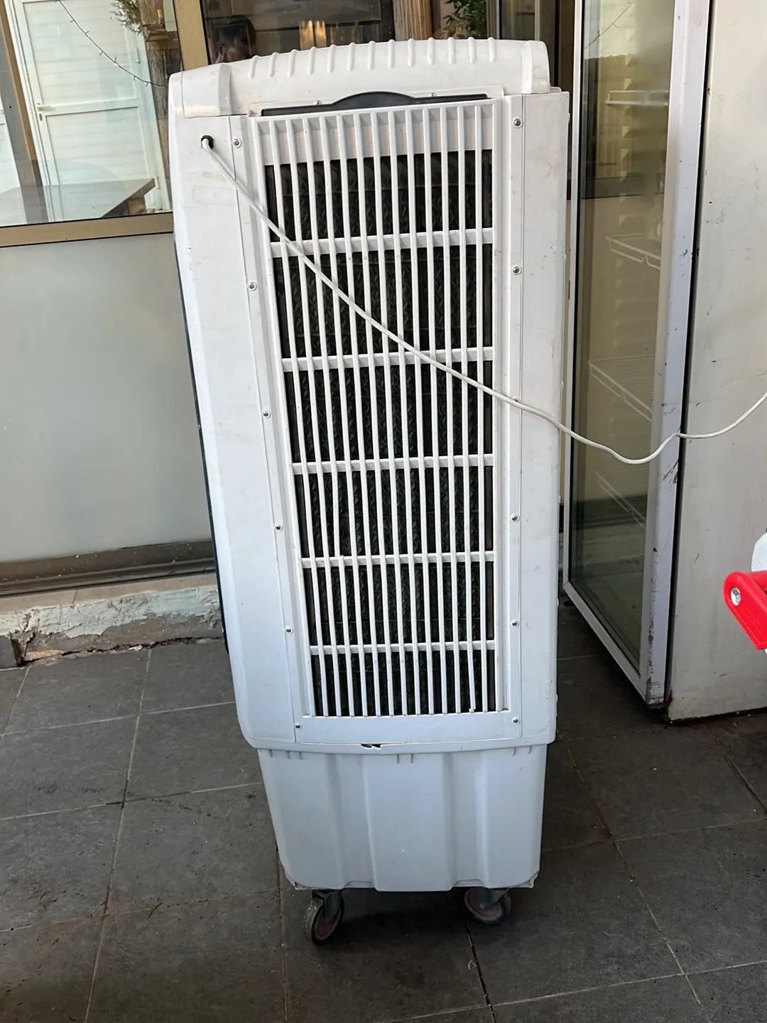 מצנן אוויר להשכרה במבט צד — מיכל מים מובנה בתחתית ללא צורך בחיבור מים | ARTM