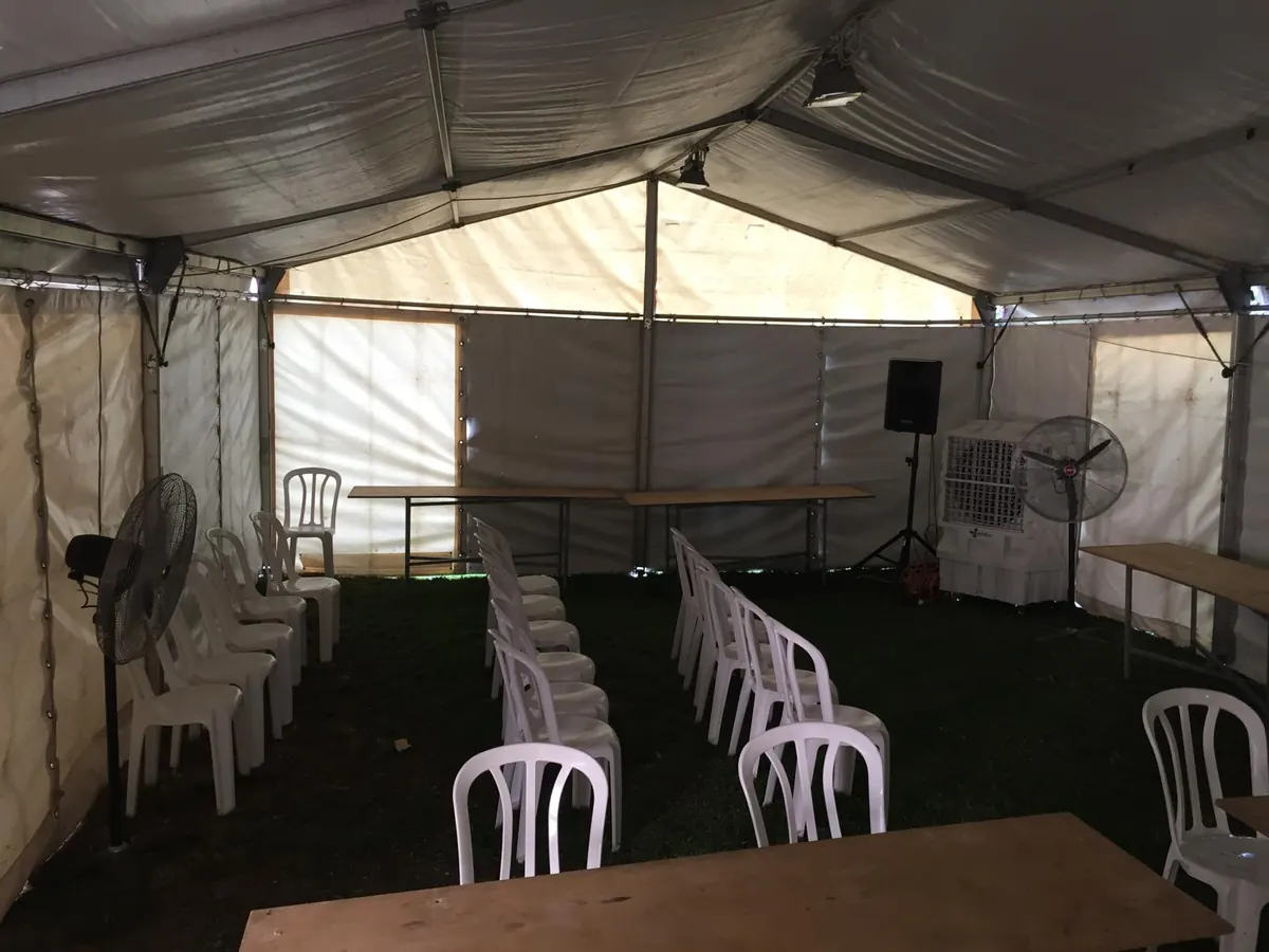 מצנן להשכרה באוהל עם אזור ישיבה — קירור אזורי הקהל באירוע גן | ARTM ארט אירועים
