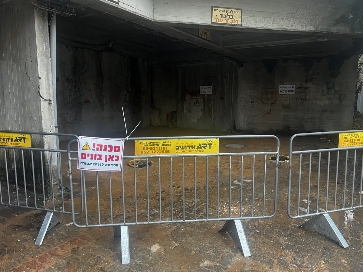 מחסומים ושילוט אזהרה באתר עבודה — גידור זמני ובטיחות לקבלנים | ARTM ארט אירועים