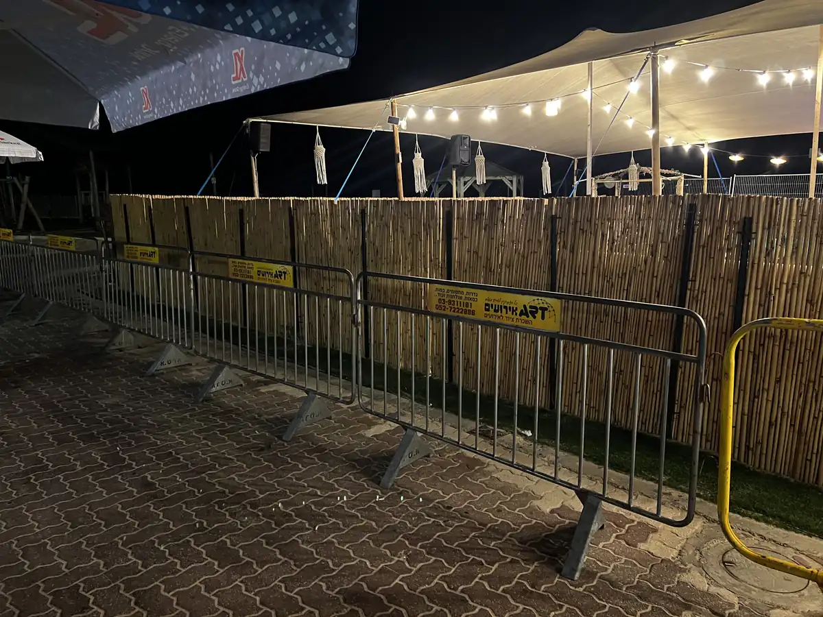 פריסת מחסומי משטרה במתחם אירוע עם אוהל ותאורה — השכרת מחסומים ואוהלים לאירועים | ARTM