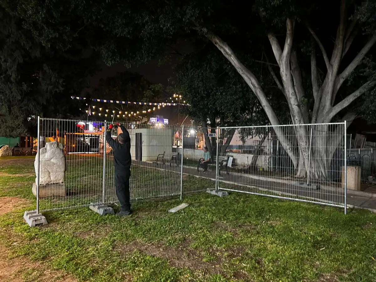 גדרות להשכרה בגידור אירוע גן בערב עם תאורה — תיחום מתחם לאירוע פרטי | ARTM ארט אירועים