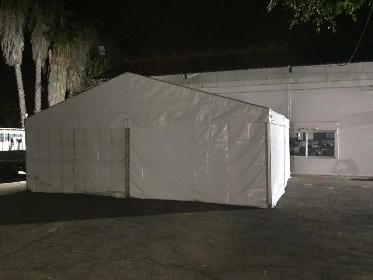 אוהל אירועים להשכרה מוצב בחצר בשעות הערב — הקמת אוהלים באתר הלקוח | ARTM ארט אירועים — באזור התעשייה סגולה פתח תקווה