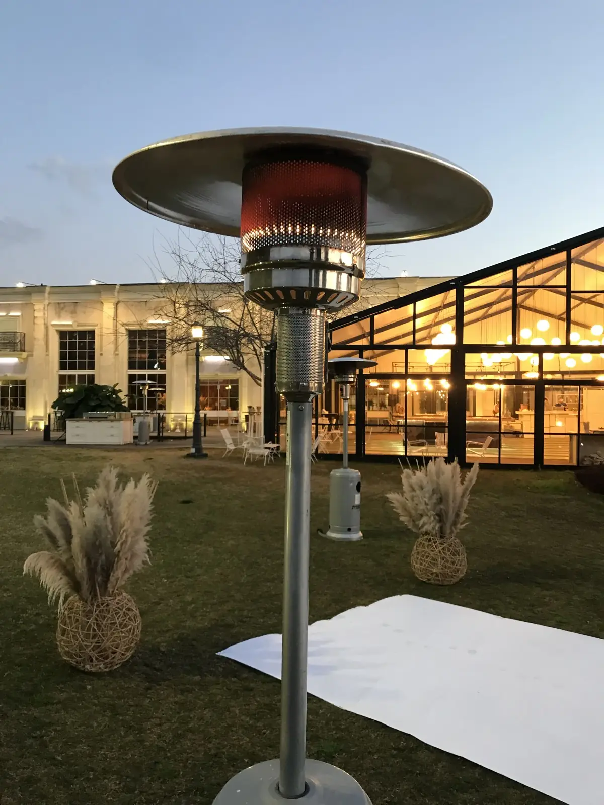 פטריית חימום גז דולקת בתקריב באירוע ערב — השכרת פטריות חימום לאירועים | ARTM ארט אירועים | ARTM