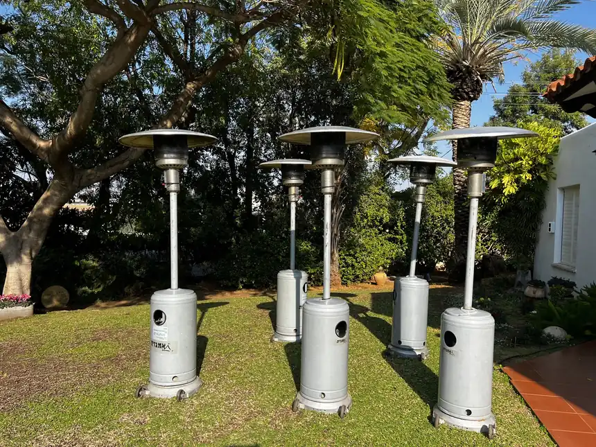 מלאי פטריות חימום גז ערוכות בגינה לפני אירוע — השכרת פטריות חימום בכמות | ARTM | ARTM