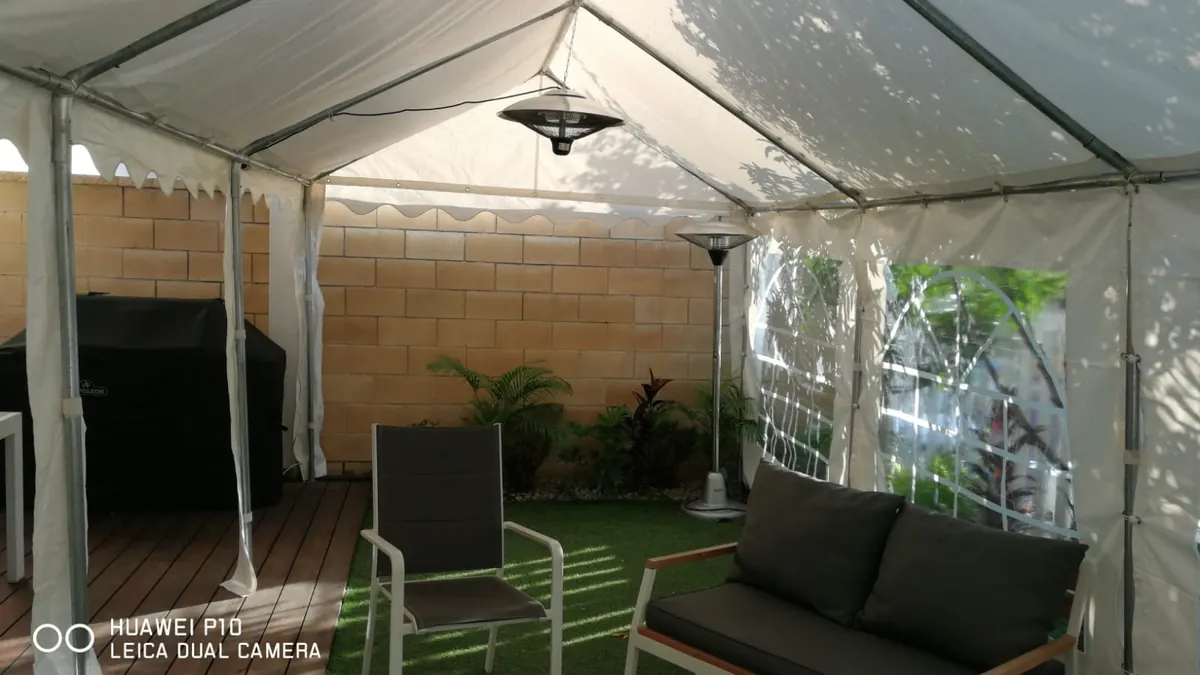 פטריית חימום תלויה מתקרת גזיבו בחצר עם ריהוט חוץ — חימום למרפסת, פרגולה וגזיבו | ARTM | ARTM