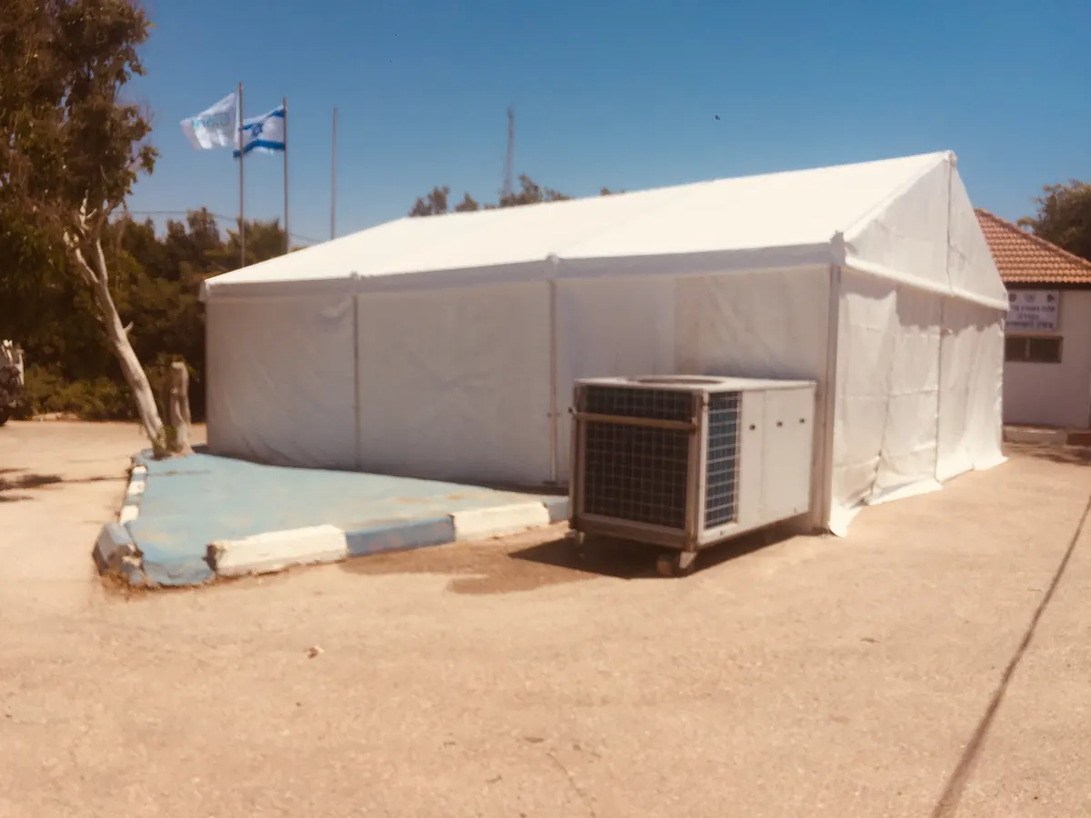 מזגן תעשייתי להשכרה לצד אוהל אירועים — קירור עמוק לחלל סגור | ARTM ארט אירועים