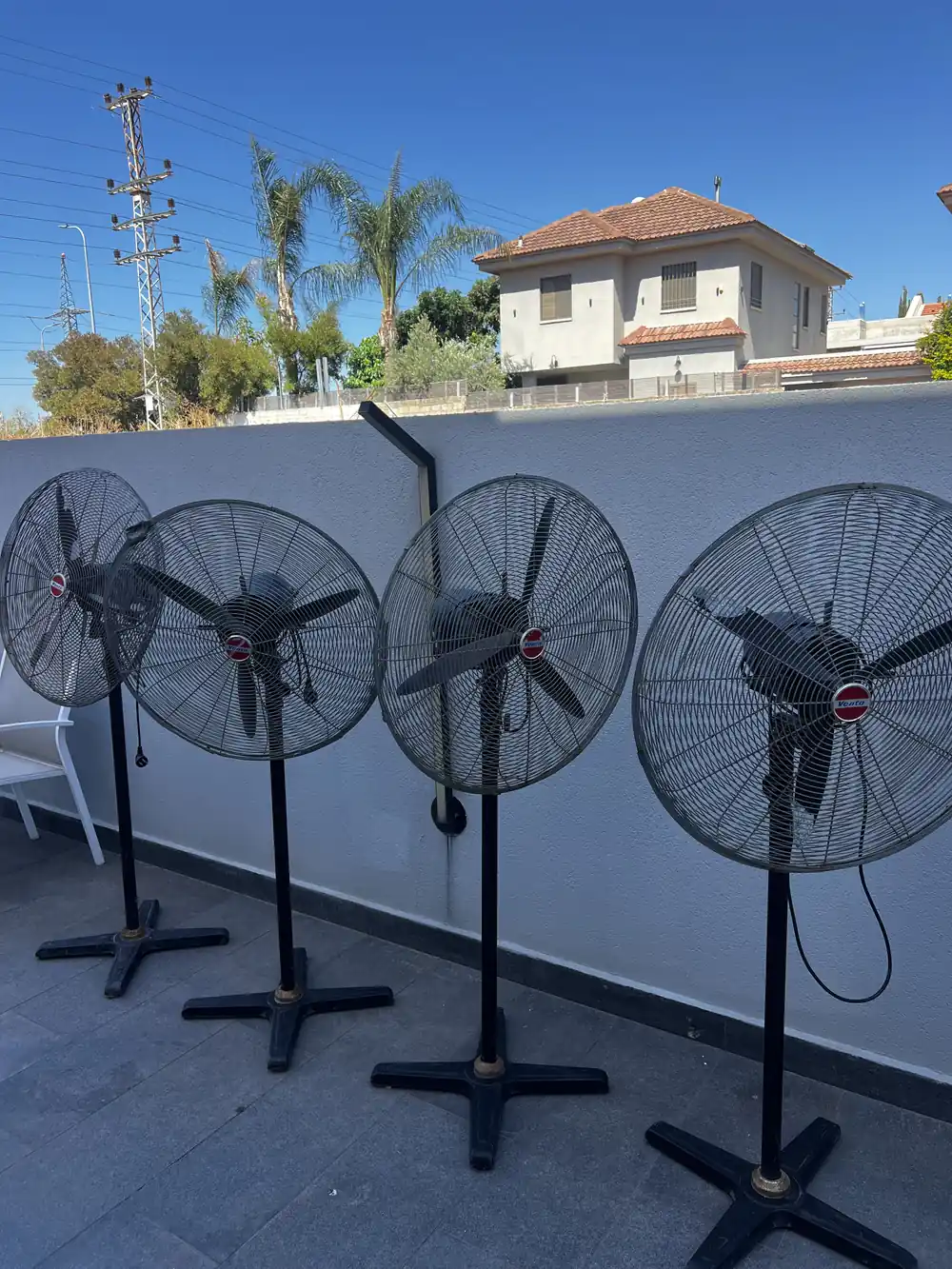 מאווררים תעשייתיים להשכרה לצד מצננים — פתרון קירור משולב לאירוע | ARTM ארט אירועים