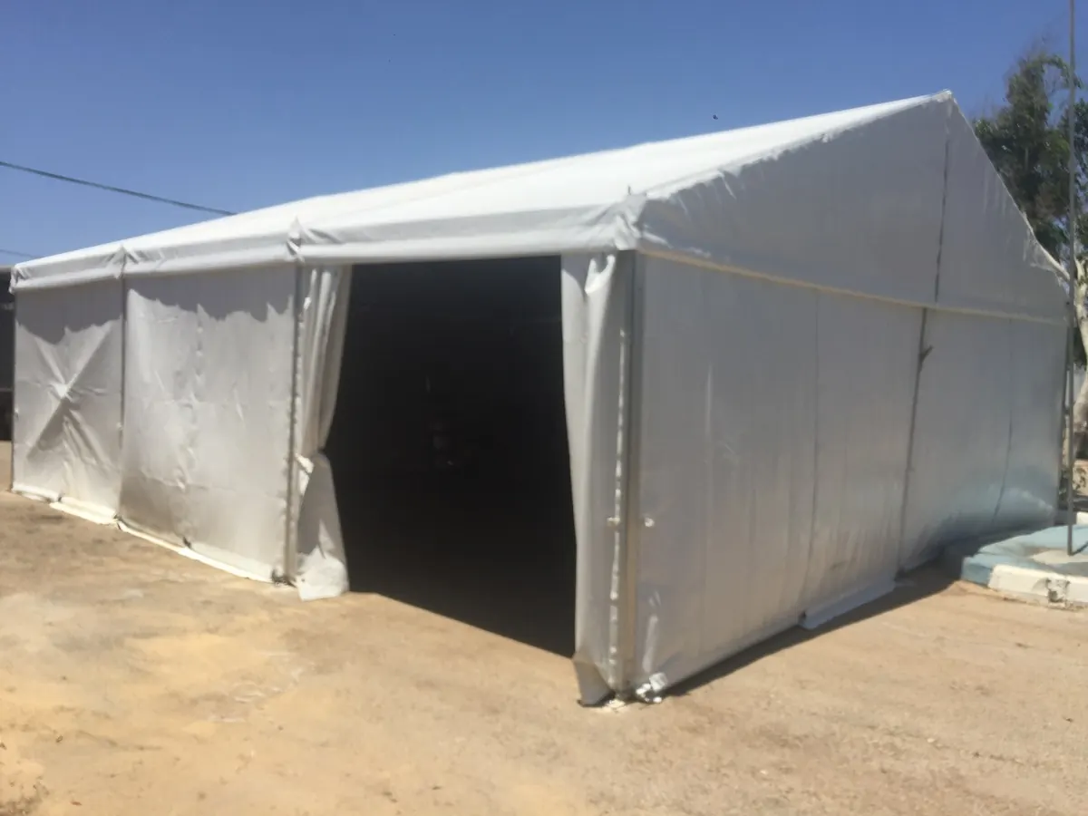 אוהל גדול להשכרה עם חזית פתוחה בשטח — אוהלים לאירועים, לאבלים ולשטחי עבודה | ARTM — ברמת השרון