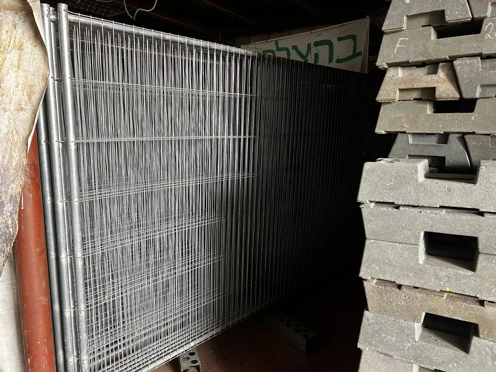 תקריב פאנל גדר רשת להשכרה עם בסיסי בטון — פאנל 2 על 3.5 מטר | ARTM ארט אירועים