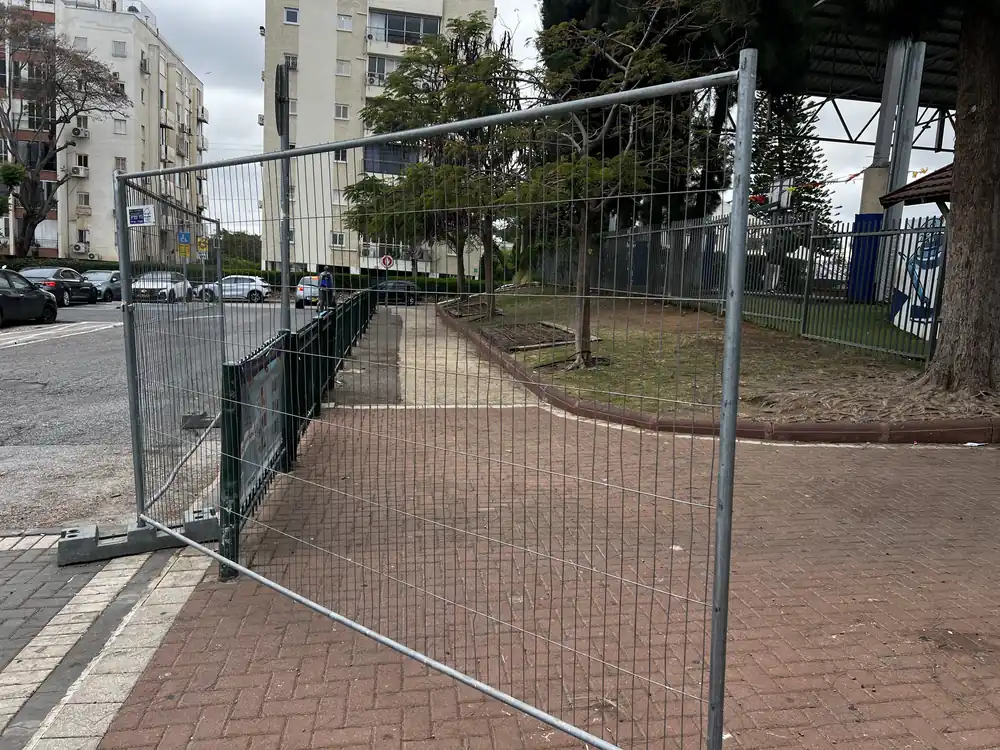 גדר ניידת להשכרה בתיחום לאורך מדרכה בעיר — גידור זמני לעבודות ולאירועים | ARTM