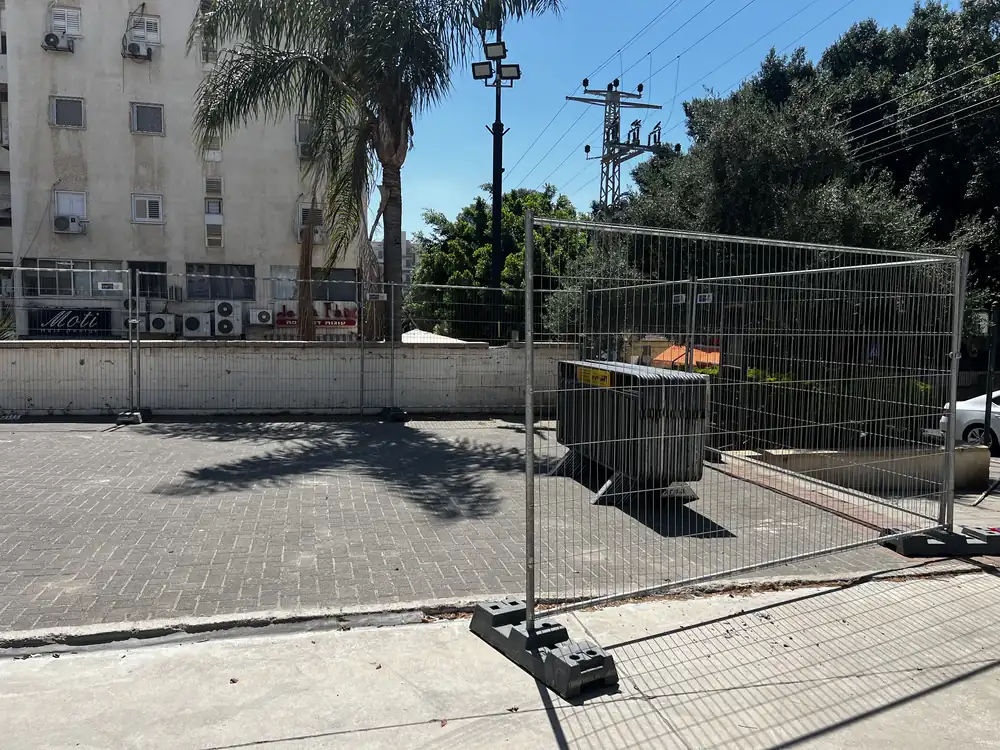 גדרות רשת ניידות לצד מחסומים — השכרת גידור זמני לאתרי בנייה ולאירועים | ARTM ארט אירועים
