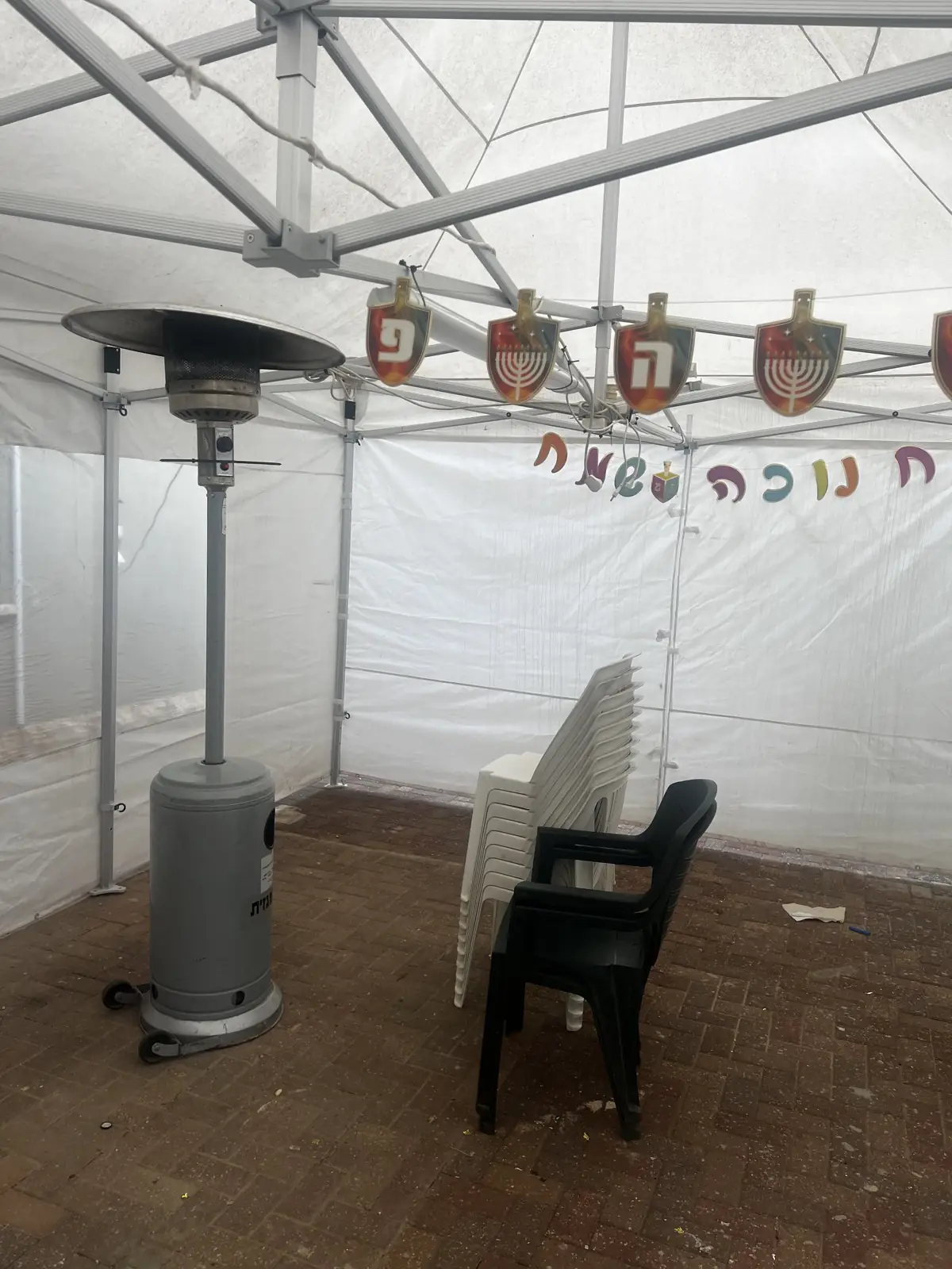 פטריית חימום גז באוהל אירועים מקושט לחנוכה — חימום לאירועי חורף וקהילה | ARTM ארט אירועים — השכרת פטריות חימום באזור התעשייה סגולה פתח תקווה | ARTM