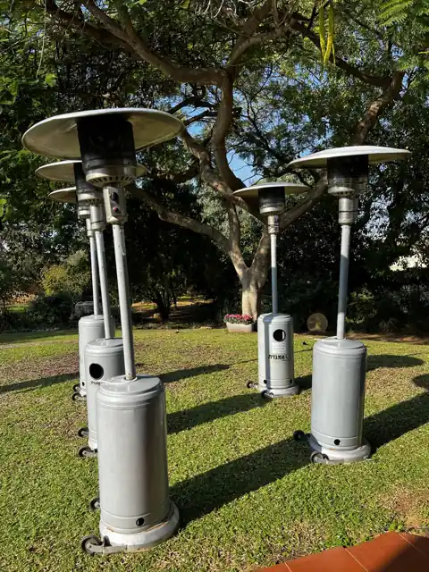 מספר פטריות חימום גז פרוסות בגינה פרטית — פריסת חימום לאירוע בחצר | ARTM ארט אירועים | ARTM