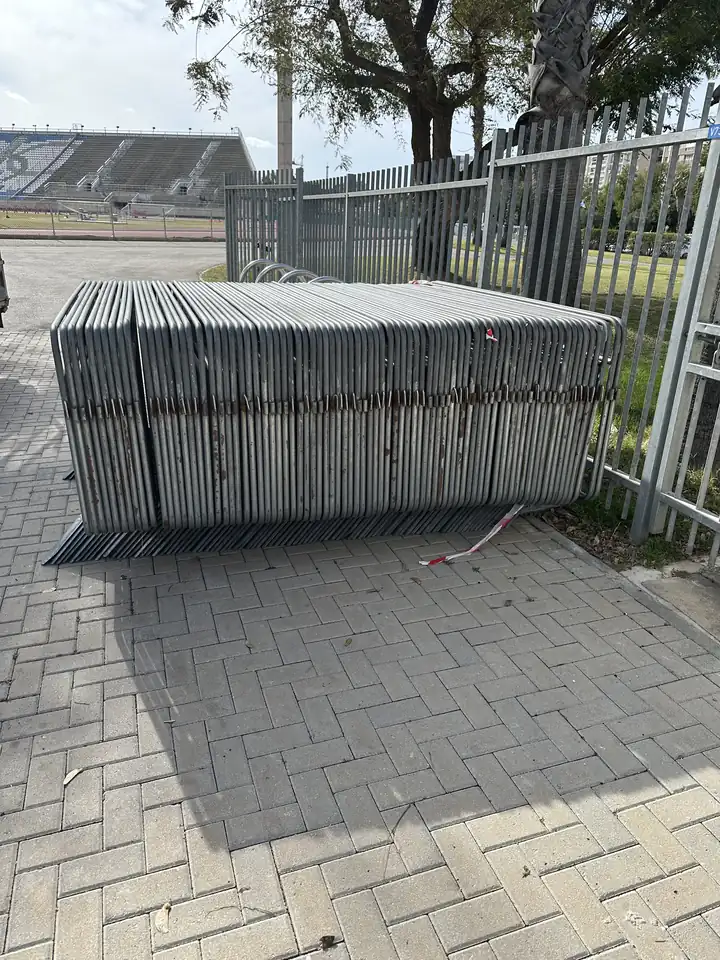 מלאי מחסומי משטרה ערוך לפריסה — השכרת מחסומים בכמויות לאירועי המונים | ARTM ארט אירועים