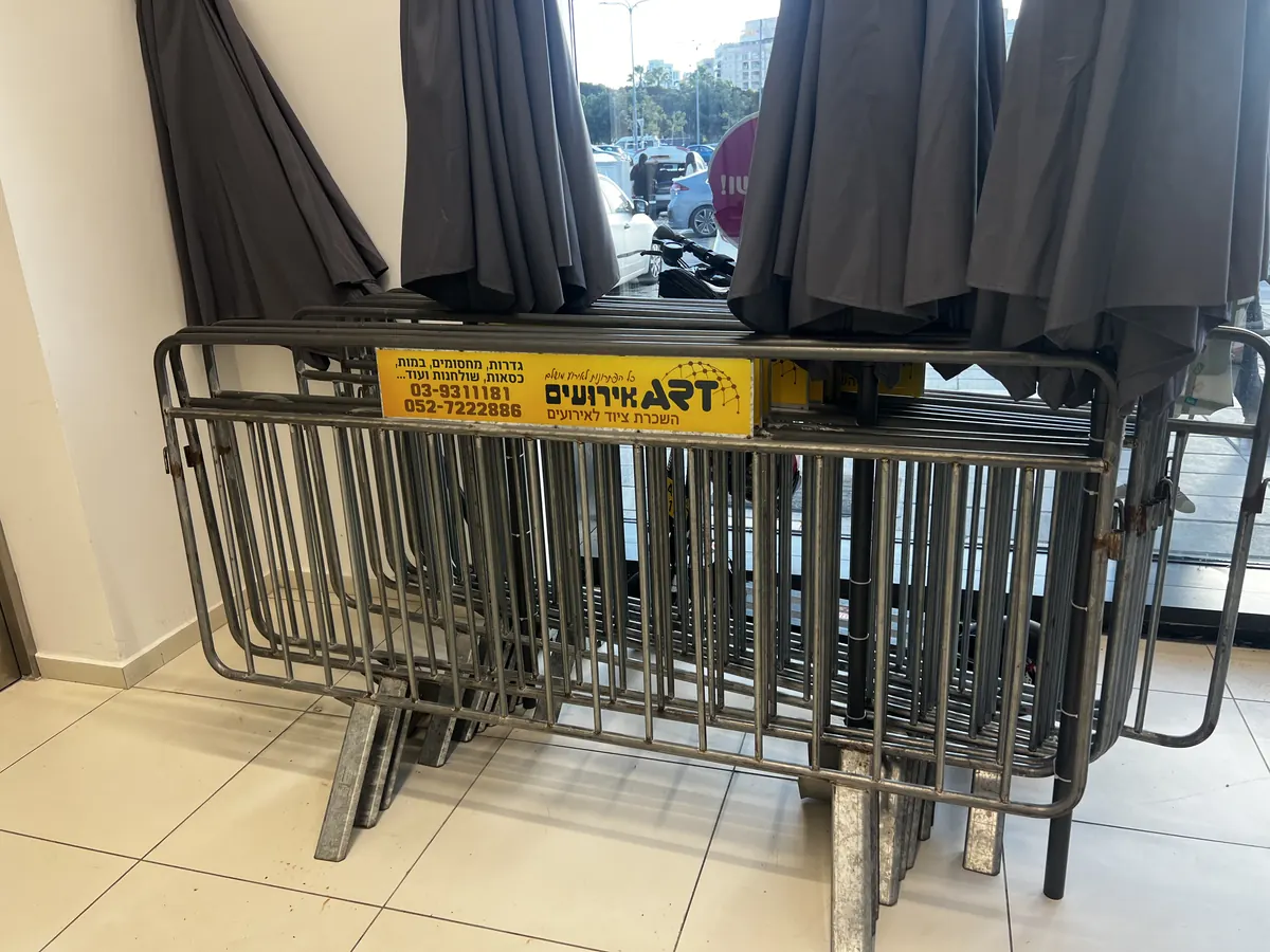 מלאי מחסומי משטרה מוערמים להובלה ולפריסה — השכרת מחסומים בכמויות גדולות | ARTM