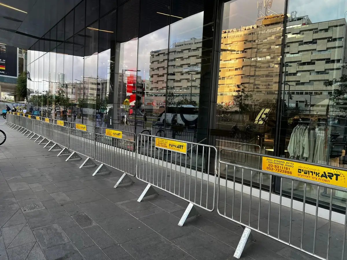 שורת מחסומי משטרה לאורך מדרכה — תיחום מקצועי באירוע עירוני | השכרת מחסומים ARTM