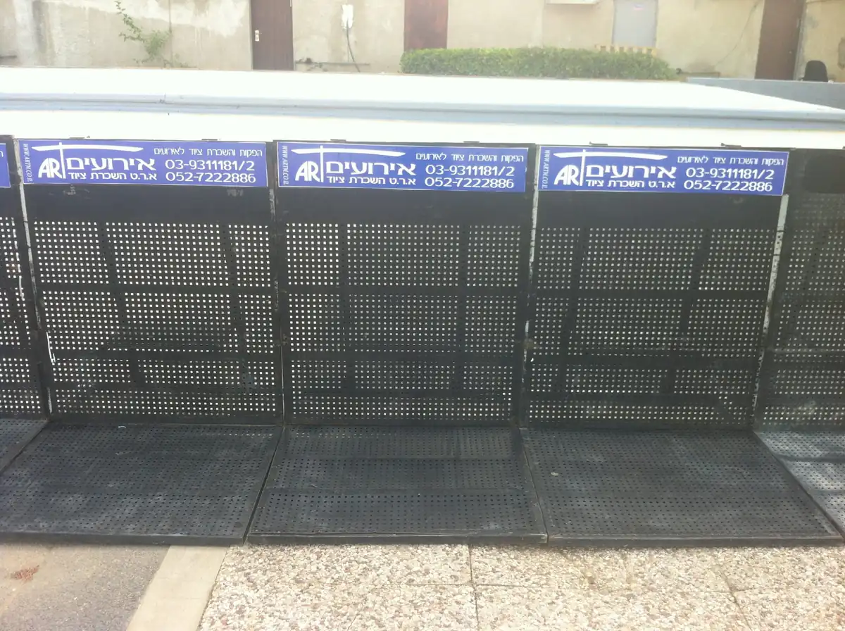 מחסומי לחץ מחוררים להשכרה עם מיתוג ARTM — פאנל עם בסיס משופע לבלימת דוחק קהל
