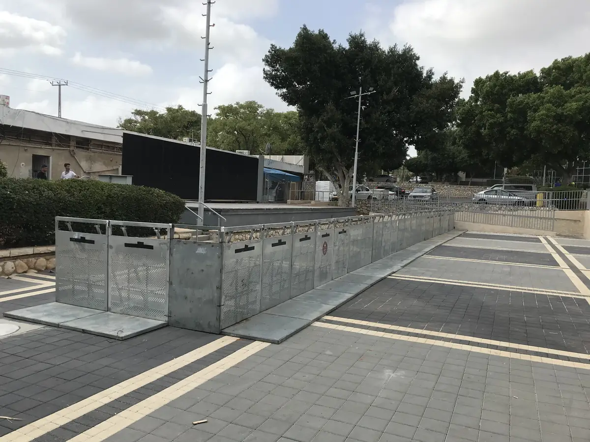 פריסת מחסומי לחץ לאורך ציר תנועה — ניתוב קהל בטוח באירוע המוני | ARTM ארט אירועים