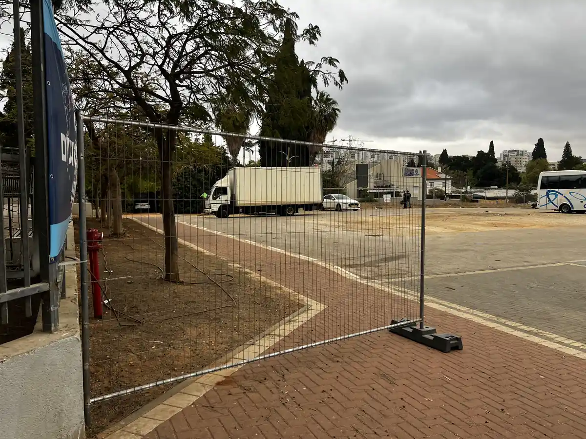 גדרות ניידות להשכרה בתיחום שטח תפעולי עם משאיות — גידור זמני לפרויקט | ARTM