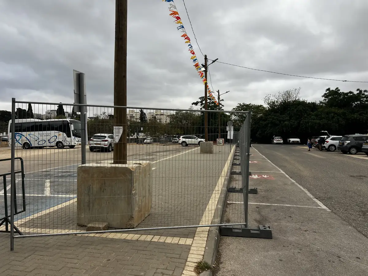 גדר רשת זמנית להשכרה בתיחום מגרש חניה ומתחם תפעולי — גידור זמני | ARTM
