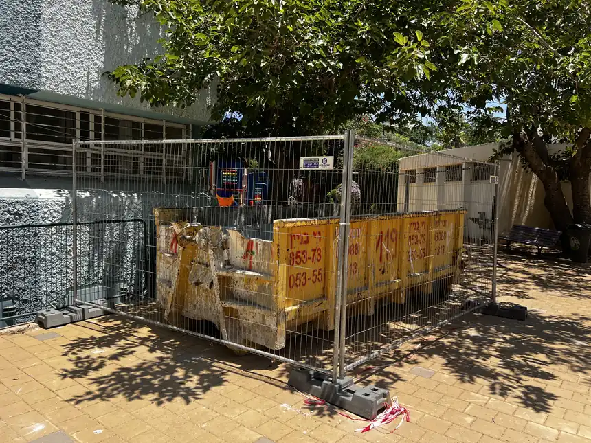 גדרות זמניות להשכרה בגידור אזור עבודה במוסד חינוכי — הפרדת קהל מאזור העבודה | ARTM
